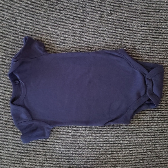 NWOT (New Without Tags) 4 pack of onesies 6-12 months. - Picture 5 of 5